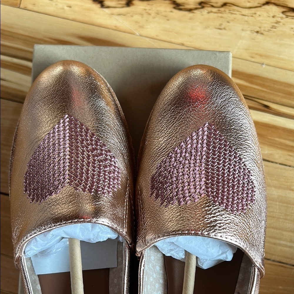 Ellen DeGeneres Metallic Rose Gold Loafers with Textured Finish - Picture 8 of 11